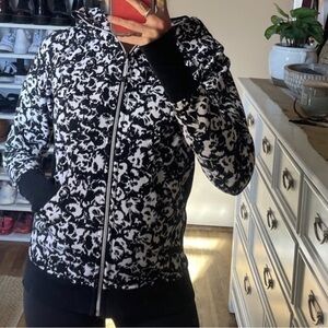 Lululemon Scuba Hoodie Sweatshirt 6
Black White Floral Fleur Sombre  NEW